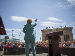 Frente al clausurado Trump Plaza Casino y Hotel, Clinton expresó que pasaría algo semejante si su rival gana las elecciones. AFP / J. Kourkounis
