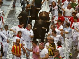 El momento más tenso se vivió pocos metros antes del callejón de acceso a la plaza, pues los toros arremetieron contra los corredores. EFE / J. Lizón