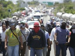 Un grupo de 200 maestros llega al lugar que resguardan los policías y comenzó a lanzarles piedras. EFE / ARCHIVO