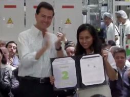 El Jefe del Ejecutivo entrega un reconocimiento a Lizeth Alarcón García, la empleada número dos millones. TWITTER / @PresidenciaMX