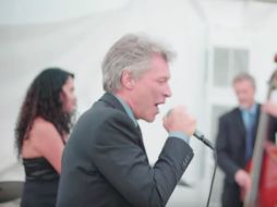 El Video que publican en Youtube se ve al rockero tomando el micrófono con vergüenza. YOUTUBE /  Cool Coconut Studios