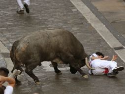 Cuando ya se daba por terminada la carrera, un ejemplar de la ganadería de José Escolar Gil hizo de las suyas. EFE / J. Urdíroz