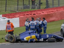 El monoplaza resultó dañado en el choque, pero el piloto logró salir por su propio pie del coche sin síntomas de lesiones. EFE / V. Xhemaj