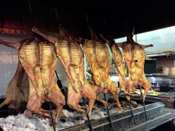 Su preparación consiste en freír en aceite el cabrito, guisar con julianas de pimiento morrón y cebolla, y condimentar con especias. NTX / ARCHIVO