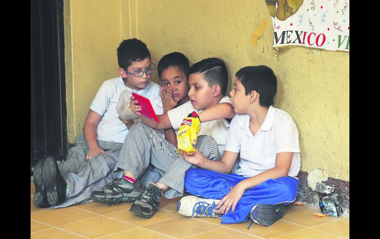 En la escuela. Aunque las clases se terminen, para 'una pequeña legión' siguen de una forma u otra. EL INFORMADOR / M. Vargas