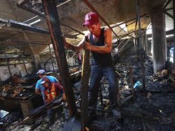 El locatario Juan Manuel Herrera ayudó a escombrar la zona donde ocurrió el incendio en el Mercado Alcalde. EL INFORMADOR / A. García