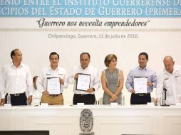 Héctor Astudillo (centro) impulsa a los emprendedores en Guerrero. ESPECIAL /