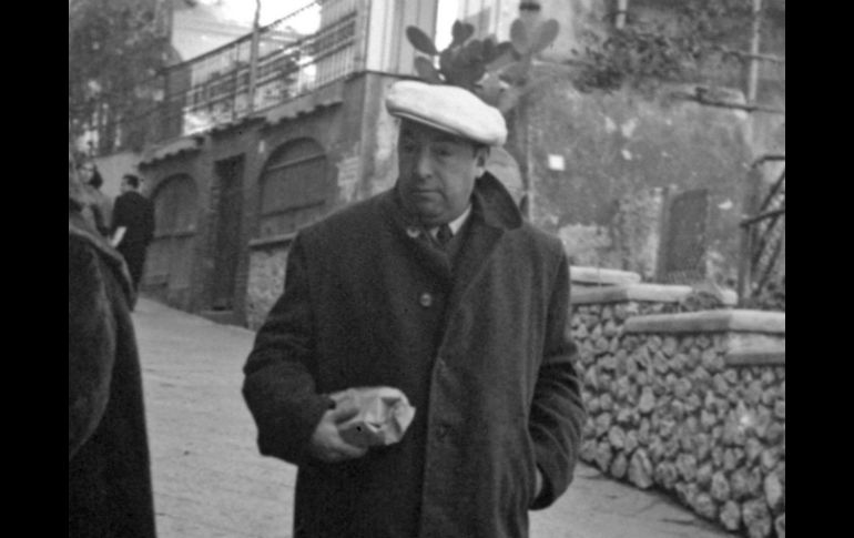 Neruda es condecorado con el Premio Lenin de la Paz, y en 1971 es galardonado   con el Premio Nobel de Literatura. AP / ARCHIVO