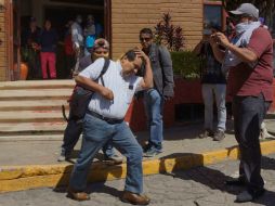 Los funcionarios agredidos alegan que además les quemaron documentos y les robaron sus teléfonos y computadoras. SUN / E. Hernández