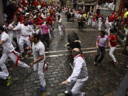 El piso húmedo por la lluvia no impidió que corredores disfrutaran del encierro. AP / A. Barrientos