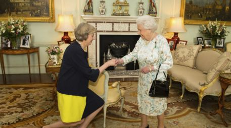 May mantuvo una audiencia con la soberana en el palacio de Buckingham poco después de que Cameron dimitiera. EFE / D. Lipinski