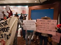 La movilización aún no determina el tiempo que permanecerá en protesta a las afueras del Congreso del estado. SUN / ARCHIVO