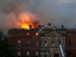 Un gran número de bomberos trabajaron durante horas para poder controlar las llamas. AP / ARCHIVO