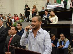 Legisladores de oposición colocan una manta con la leyenda ''Diputado Veracruz es tu jefe no Duarte''. TWITTER / @LegisVer