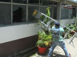 Encapuchados quemaron papelería y destrozaron el mobiliario. EFE / ARCHIVO