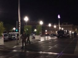 Al menos 60 personas murieron luego de que un camión embistiera a una multitud en Niza. AP /