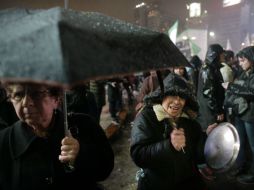 Protestar golpeando ollas y cacerolas se ha vuelto una tradición en Argentina desde la crisis de 2001. AP / V.R. Caivano