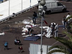 Investigadores examinan el lugar donde anoche un camión arrolló a una multitud que presenciaba los fuegos artificiales en Niza. EFE / A. Estévez