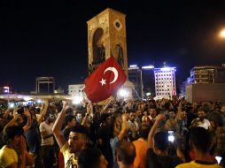 El presidente de EU insta a todos los partidos políticos de Turquía a apoyar al gobierno turco. EFE / S. Suna