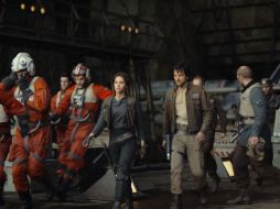 En las imágenes, Diego Luna aparece esquivando rayos láser y explosiones. ESPECIAL / starwars.com