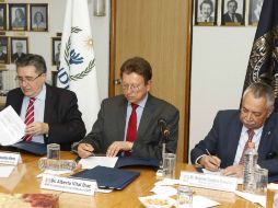 González Pérez (i) firma un convenio de colaboración con el PUED de la UNAM. TWITTER / @CNDH