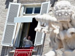 Desde la ventana del Palacio Apostólico, Francisco saludó a los fieles que como cada domingo acuden a escuchar su mensaje semanal. AFP / A. Pizzoli