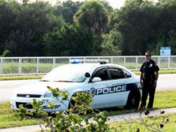 Guardias de seguridad desarmados habían sometido y retenido al sospechoso antes de que llegara la policía. TWITTER / @TitusvillePD