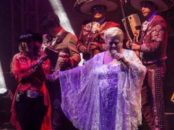 Paquita mostró su alta técnica de penetración popular al invitar al público a corear el conocido tema 'Tres veces te engañe'. SUN / Y. Xolalpa