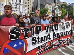 El contingente de manifestantes corea 'De Palestina a México, estos muros tienen que caer'. NTX / J. López
