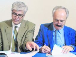 Tonatiuh Torres Rosete y Constantino Álvarez Fuster en la firma del convenio. EL INFORMADOR / A. Hinojosa