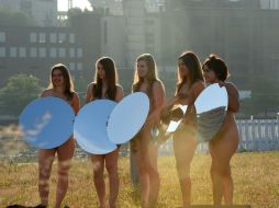 Armadas con nada más que espejos circulares, las voluntarias protagonizaron la pieza 'Everything she says means everything'. AFP / T. Clary