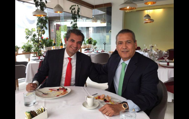 En la imagen que compartió Beltrones, ambos se ven sonrientes. TWITTER / @MFBeltrones