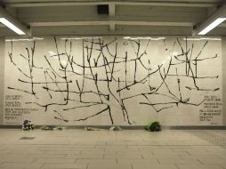 El poema 'Paisaje sin canción' es reproducido en francés, neerlandés alemán, español, inglés, árabe, ruso y chino. EFE / J. Ojeda