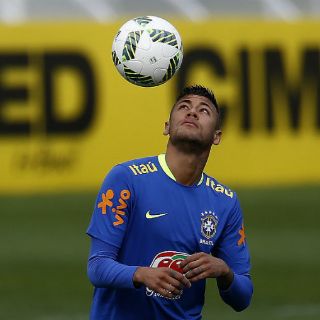 Neymar encabeza primer entrenamiento de Brasil