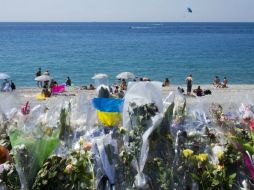 Flores y velas recuerdan a las víctimas en el paseo de los Ingleses. EFE / O. Anrigo
