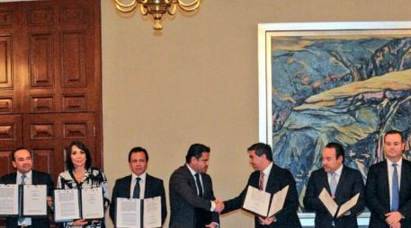 Este miércoles se llevó a cabo la firma de convenio de coordinación entre el Cofemer y siete municipios. TWITTER / @AristotelesSD