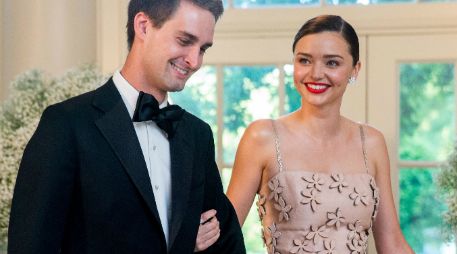 Miranda Kerr sube a su cuenta de Instagram una imagen del anillo usando un filtro de snapchat. AP / ARCHIVO