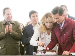 Rivera le dio un pastel con velas que formaban el número 50 durante la inauguración de la Autopista La Marquesta-Toluca. ESPECIAL / www.gob.mx