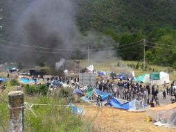 Durante el desalojo, agresores destruyeron y quemaron el campamento que mantenían maestros de la CNTE. FACEBOOK / Proyecto Ambulante
