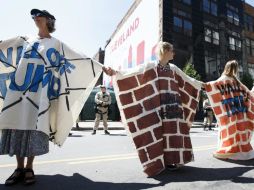 Manifestantes crearon un 'muro' con inscripciones como 'Detengan el odio' y 'Aíslen a Trump'. EFE /