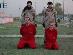 En el video difundido decapitan a dos hombres a los que acusan de haber espiado al Estado Islámico. TWITTER / @siteintelgroup