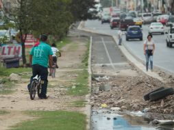 Creada en 2010, la ciclovía tiene basura, escombro, baches y, además, padece encharcamientos por las lluvias. EL INFORMADOR / F. Atilano