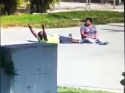 Charles Kinsey intentaba que su paciente volviera al centro del que había salido cuando el policía le pidió que se tumbara al suelo. YOUTUBE / eihtballplaya