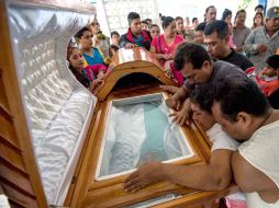 En la diminuta capilla del panteón Jardines del Recuerdo, ubicado a las afueras de la ciudad, le dan el último adiós a Tamayo. AFP / K. Reyes