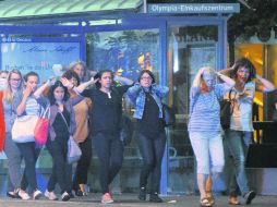 Angustia. El tiroteo se registró en una zona comercial que fue desalojada de inmediato. AP /