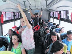 Viajan de pie. Los usuarios se quejan de que no hay suficientes camiones para el servicio. EL INFORMADOR / A. Camacho