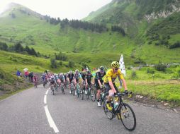 Chris Froome, poseedor del malliot amarillo de líder, rueda al frente del pelotón durante la penúltima etapa disputada ayer. EFE / Y. Valat