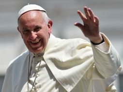 Francisco agradeció a los policías por su trabajo atento y generoso e invitó a consolar a las víctimas. AFP / G. Bouys