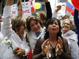 La gente celebra el acuerdo entre las FARC y el gobierno de Colombia que pone fin a más de 50 años de confrontaciones. AP / ARCHIVO