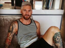 La esposa del 'La Pulga' publica una foto de él, donde luce su nuevo tinte y la barba que lució en la Copa Centenario. INSTAGRAM / antoroccuzzo88